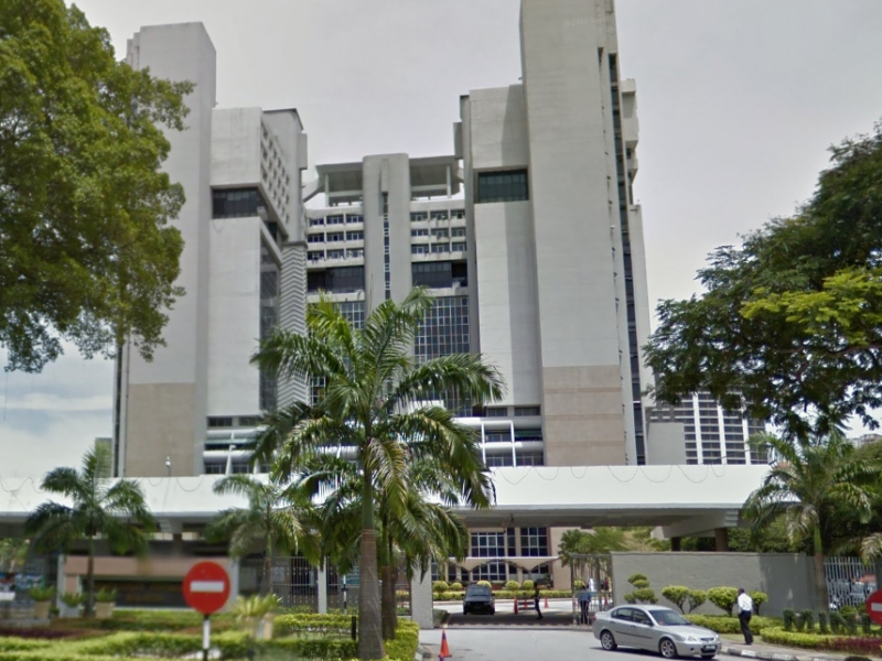 Seorang lelaki menaiki teksi mendakwa telah mendapat titah daripada Yang di-Pertuan Agong ke Kementerian Pertahanan.u00e2u20acu201dFoto paparan skrin Google Street View