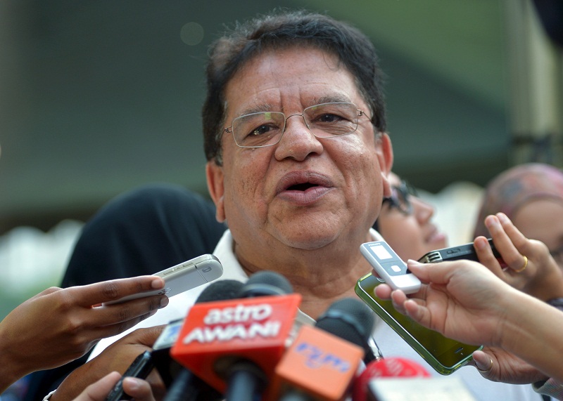 Umno secretary-general Datuk Seri Tengku Adnan Tengku Mansor speaks to reporters during the u00e2u20acu02dcKayuhan Cinta Malaysiau00e2u20acu2122 (Love Malaysia Cycling) event at Putrajaya on January 23, 2015. u00e2u20acu201d Bernama picn