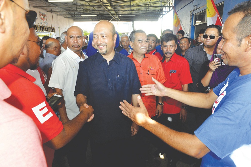 Mukhriz greets supporters during a function organised by Jerlun Umno on Thursday. Observers believe it is time for the Kedah Mentri Besar to step down. u00e2u20acu00a8u00e2u20acu201d Picture by R. Mahgeshanu00e2u20acu00a8