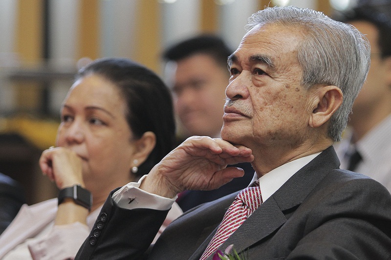 Former prime minister Tun Abdullah Ahmad Badawi (third from left) during the launch of Aladdinstreet.com.my in Kuala Lumpur on January 27, 2016. u00e2u20acu201dPicture by Yusof Mat Isa