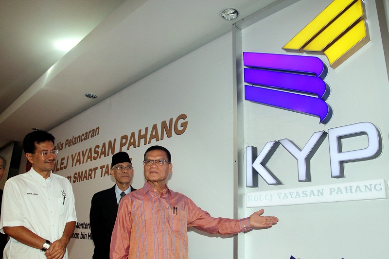 Pahang Mentri Besar Datuk Seri Adnan Yaakob (right) unveils the new logo for Kolej Institut Kemahiran Ikhtisas Pahang (IKIP) which is now rebranded as Kolej Yayasan Pahang (KYP) in Kuantan on January 26, 2016. u00e2u20acu201d Bernama pic