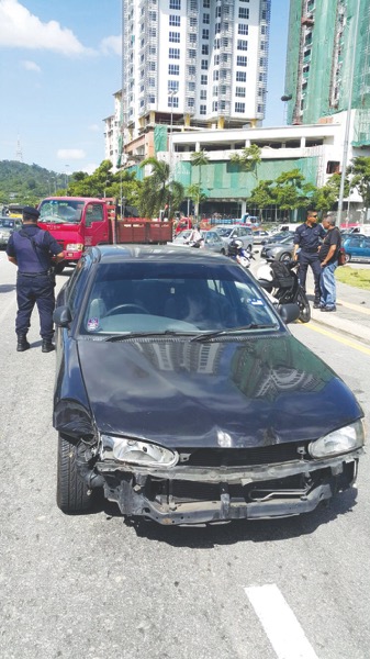 The car used by the robbers found abandoned in Jalan Kuchai Lama several hours later. u00e2u20acu201d Picture by Malay Mail