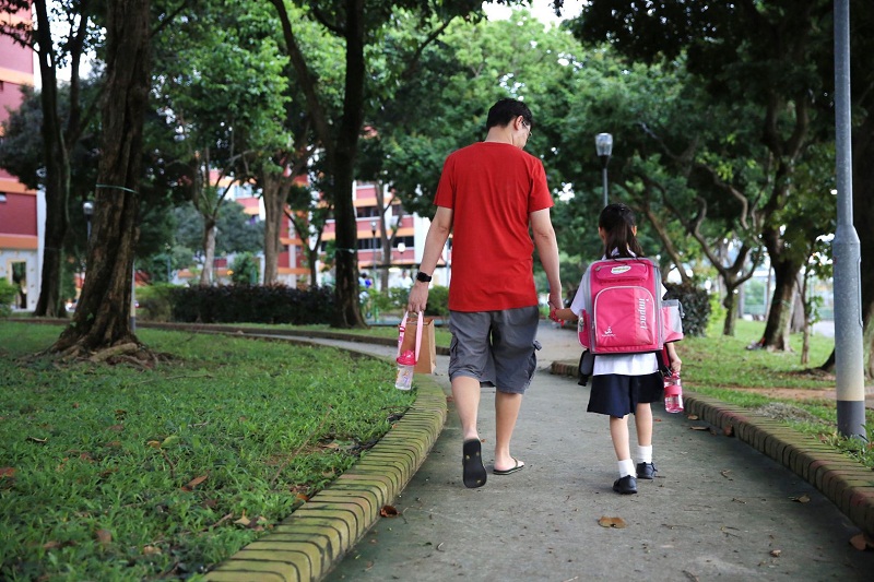A father sending daughter on the first day of the primary school. u00e2u20acu201d TODAY pic