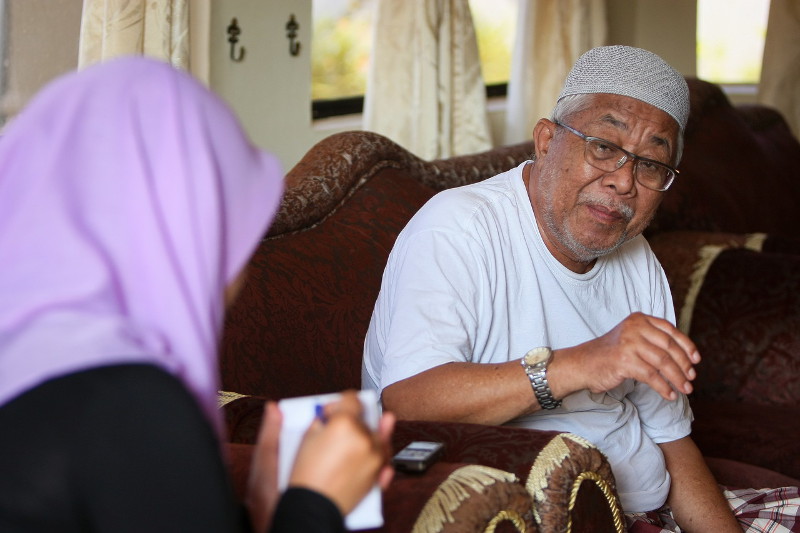 A settler at Felda Bukit Sagu, Mustafa Ismail, 70, (right) answer questions in an interview about the originator of the idea to establish the Federal Land Development Authority (Felda), the late Tun Abdul Razak Hussein. u00e2u20acu201d Bernama