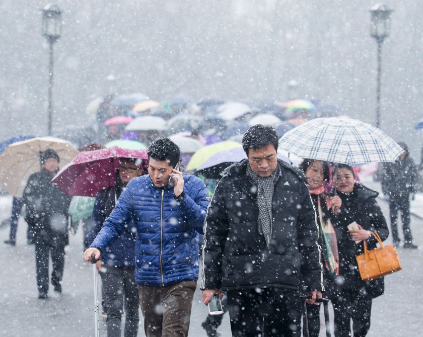 Tourists walk in snow near the West Lake in Hangzhou, Zhejiang province, China, January 23, 2016. u00e2u20acu201d Reuters pic