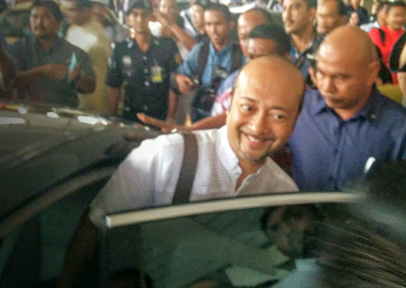 Kedah Mentri Besar Datuk Seri Mukhriz Mahathir getting into a car after arrival at Subang Airport, Jan 22, 2016. u00e2u20acu201d Picture by Mayuri Mei Lin