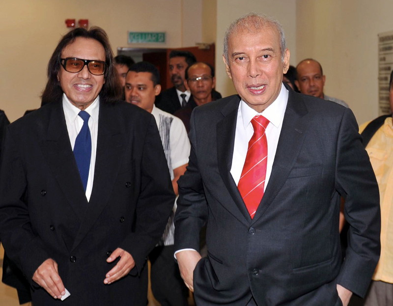 Former Melaka Chief Minister, Tan Sri Abdul Rahim Thamby Chik (right) arrives at the Sessions Court in Shah Alam for a hearing on charges of sedition, Jan 5, 2016. u00e2u20acu201d Bernama pic