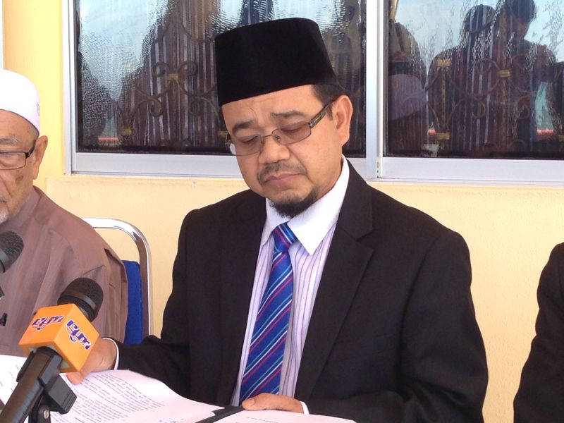 Sabah mufti Datuk Bungsu @ Aziz Jaafar said vaping, e-cigarettes and shisha are considered haram by the Sabah Fatwa Council because it is harmful to one's health. u00e2u20acu2022 Picture by Julia Chan