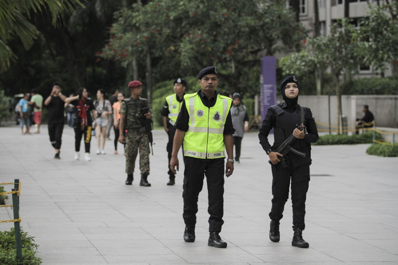 Police and armed forces personnel are seen patrolling the KLCC Park in Kuala Lumpur, January 21, 2016. u00e2u20acu201d Picture by Yusof Mat Isa