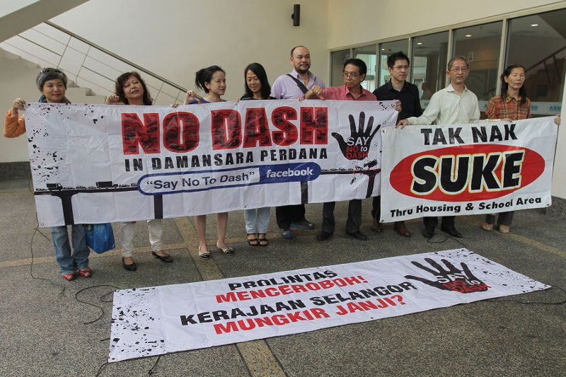 Protesters hold banners during a protest against the DASH and SUKE highways at Bangunan Darul Ehsan in Shah Alam, Jan 12, 2016. u00e2u20acu201d Picture by Yusof Mat Isa