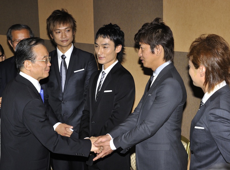 This file photo taken on May 21, 2011 shows visiting Chinese Prime Minister Wen Jiabao (L) shaking hands with Japanese pop group SMAP members.u00c2u00a0u00e2u20acu201d AFP pic