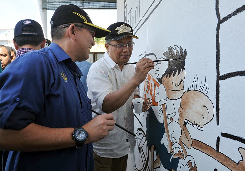 Datuk Mohd Khusairi Abdul Talib (left) and Datuk Abdul Rahman Dahlan (right) visit the u00e2u20acu02dcArt Hubu00e2u20acu2122 1MYC (One Malaysia Youth City) in Tanjung Malim, Perak 31 Januray, 2016. u00e2u20acu201d Bernama pic