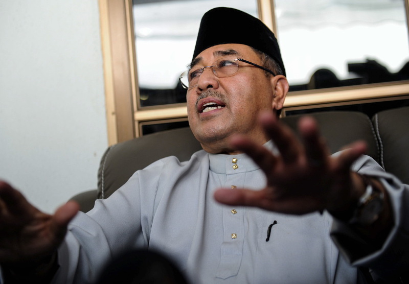 Kedah Umno Liaison deputy chairman Datuk Seri Ahmad Bashah Md Hanipah discusses the Kedah menteri besar crisis at his residence in Alor Star, Jan 24, 2016. u00e2u20acu201d Bernama