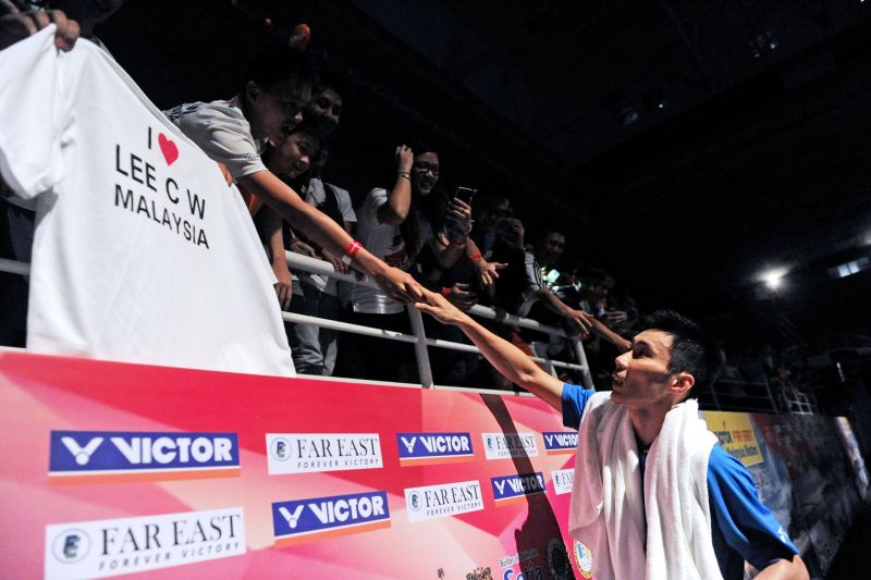 Malaysia Masters Grand Prix Gold badminton championships winner Datuk Lee Chong Wei greets fans after beating compatriot Iskandar Zulkarnain Zainuddin 21-18, 21-11 at SPICES Arena in George Town Jan 24, 2016. Bernama