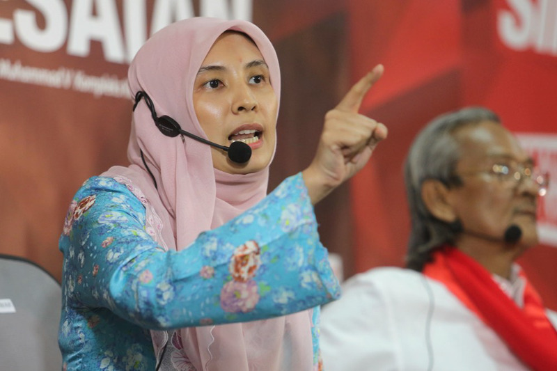 PKRu00e2u20acu2122s Nurul Izzah Anwar (left) speaking during the u00e2u20acu02dcSuffering of Urbanites: Source and Solutionu00e2u20acu2122 forum in Shah Alam, Jan 18, 2016. u00e2u20acu201d Picture by Choo Choy May