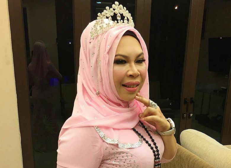 Jika Kelantan bersetuju, Datuk Seri Dr Hasmiza Othman akan serahkan reka bentuk bagaimana stadium itu akan dihiaskan dengan warna merah jambu dan iklan Pamoga Qu Puteh. u00e2u20acu201d Foto ehsan Instagram/Dato Seri Vida