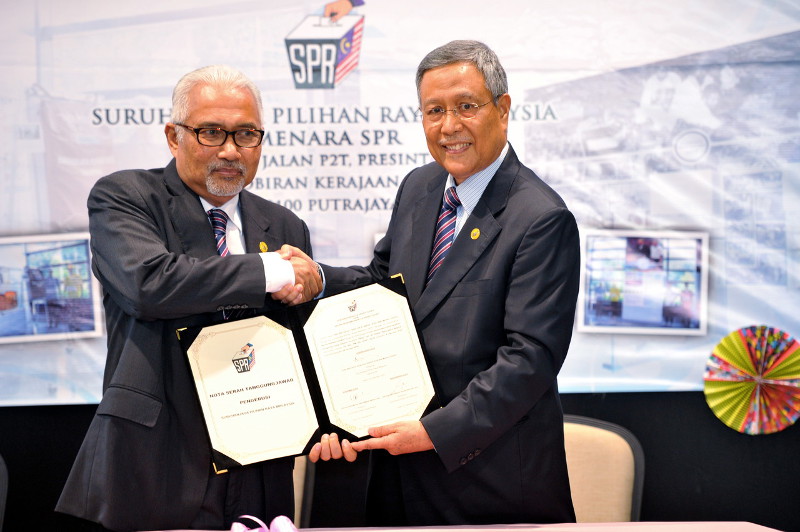 Election Commission (EC) chairman Tan Sri Abdul Aziz Mohd Yusof (right) handing over his duty to the new EC chairman Datuk Seri Mohd Hashim Abdullah (left) at EC headquarters, Putrajaya, Jan 23, 2016. u00e2u20acu201d Bernama pic