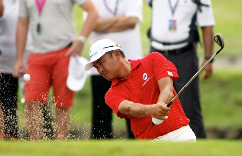Danny Chia splashes out of a greenside bunker on the second hole at the EurAsia Cup Golf Tournament 2016 at Glenmarie Golf & Country Club Jan 15, 2016. fotoBERNAMA