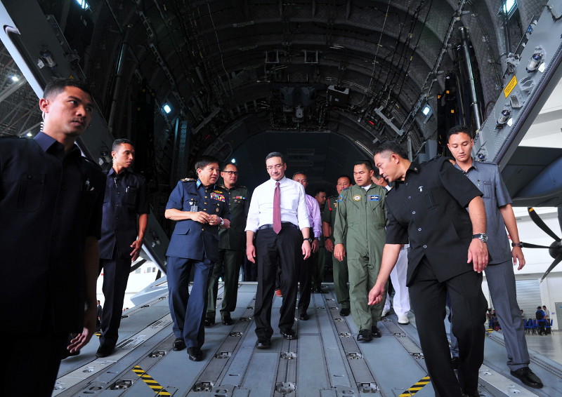 Defence Minister Datuk Seri Najib Hussein (centre) being briefed by RMAF chief, Tan Sri Roslan Saad when reviewing the second A400M plane received by the air force at the RMAF base in Subang, Jan 13, 2016. u00e2u20acu201d Bernama pic