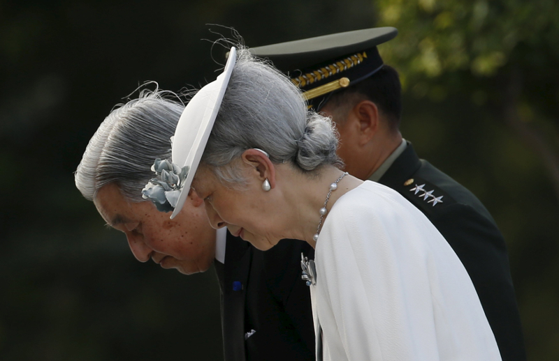 Japan's Emperor Akihito and Empress Michiko bow as they pay tribute to the graves of fallen Filipino heroes during a wreathlaying ceremony at the Libingan ng mga Bayani (National Heroes Cemetery) in Taguig, Metro Manila, January 27, 2016. u00e2u20acu201d Reuters pic