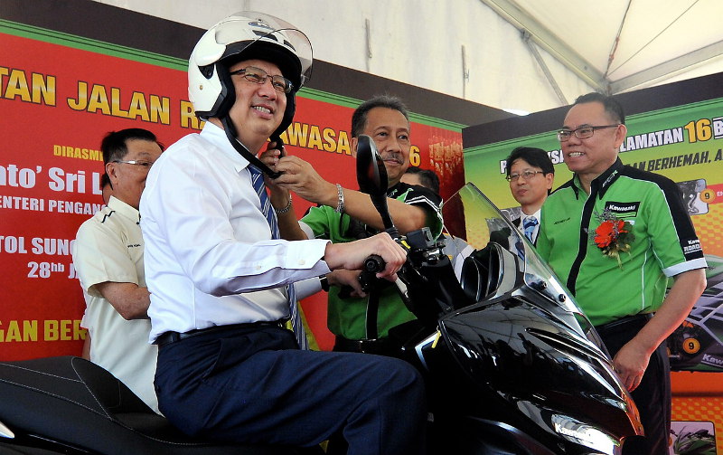 Transport Minister Datuk Seri Liow Tiong Lai wearing a helmet, with Toyota Motors Sdn Bhd Executive Chairman Datuk Raja Datuk Hanipuddin Raja Nong Chik, after launching the Road Safety Campaign 2016 in Kuala Lumpur, Jan 28, 2016. u00e2u20acu201d Bernama pic