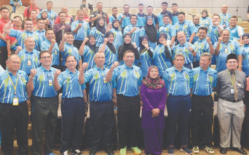 Zulkifli and Norazah (centre) with the 35 officers who will undergo six months of u00e2u20acu02dcTrim N Fitu00e2u20acu2122 training. u00e2u20acu201d Picture by Razak Ghazali
