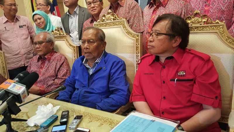 Tan Sri Adenan, flanked by Deputy Chief Minister Tan Sri Alfred Jabu Numpang (left) and Tourism Minister Datuk Amar Abang Johari Openg, at a press conference after the PBB supreme council meeting, January 24, 2016. u00e2u20acu2022 Picture by Sulok Tawie