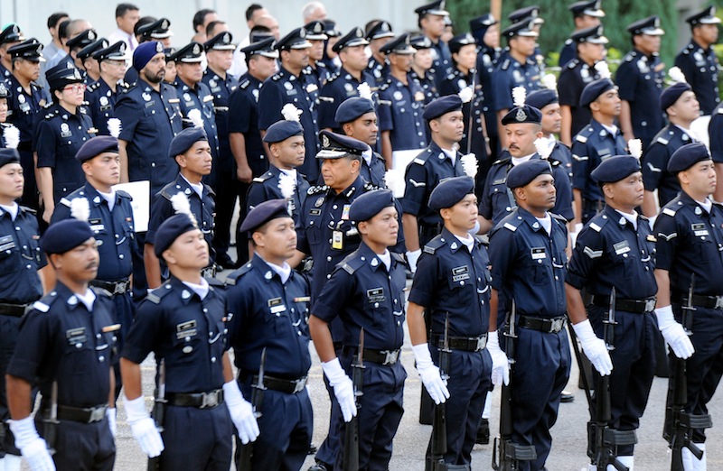 Ketua Polis Negara Tan Sri Khalid Abu Bakar memeriksa kawalan kehormat pada Majlis Perhimpunan Bulanan Peringkat Bukit Aman di Perkarangan Kompleks 3, Bukit Aman, 12 Januari, 2016. u00e2u20acu201d Foto Bernama 