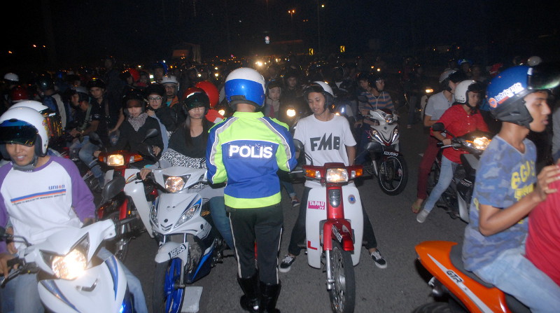 Police inspecting motorcyclists during an operation along Tun Dr Lim Chong Eu highway near The Light in George Town, Penang on December 31. 2015. u00e2u20acu201d Bernama pic