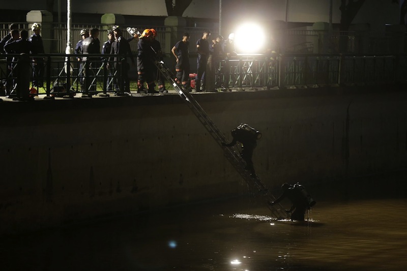 Rescuers at the site of the incident where a car plunged into the Singapore River in the evening on Jan 24, 2016. u00e2u20acu201d TODAY pic