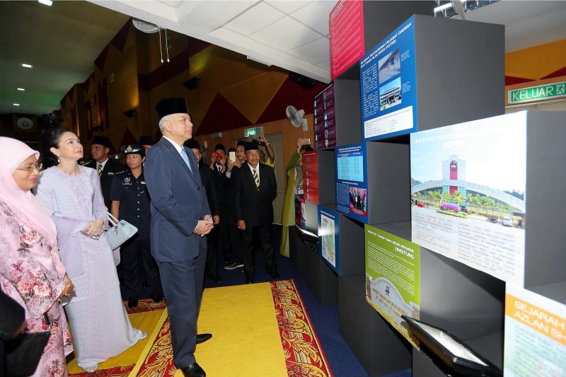 Sultan Nazrin Shah visits an exhibition on the towns in Muallim at the Tanjung Malim district council yesterday. Beside him is Tuanku Zara Salim. u00e2u20acu201d Picture by Farhan Najib Yusoff