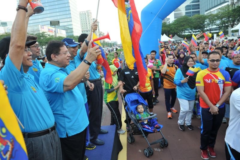 Datuk Seri Tengku Adnan Mansor (dua,kiri) pada kempen mengibarkan bendera Wilayah Persekutuan di hadapan bangunan Istana Kehakiman hari ini. u00e2u20acu2022 Foto Bernama