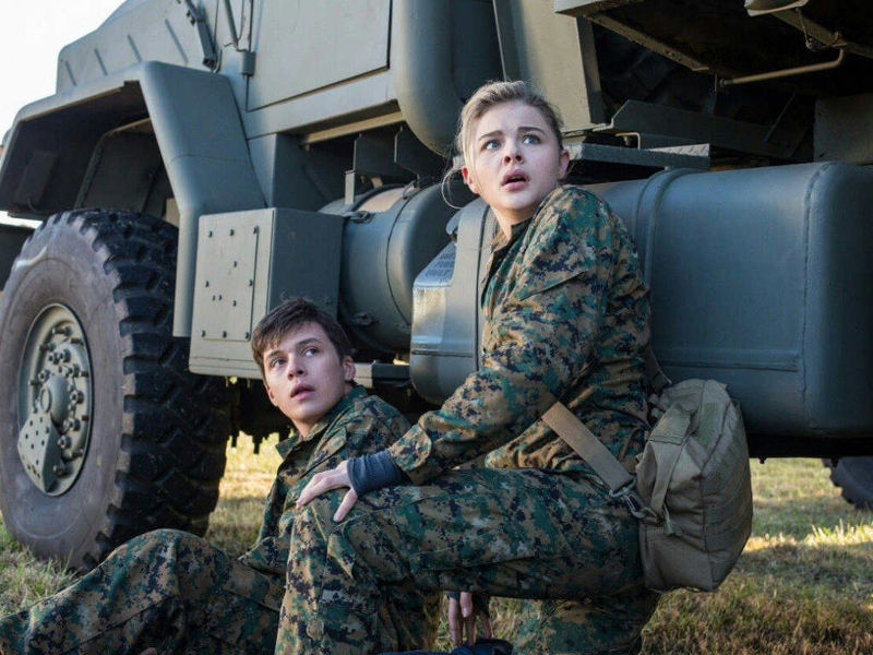 u00e2u20acu02dcThe 5th Waveu00e2u20acu2122, starring Chloe Grace Moretz (right), takes first place in Malaysia and Singapore. u00e2u20acu201d Picture by Cinema Online