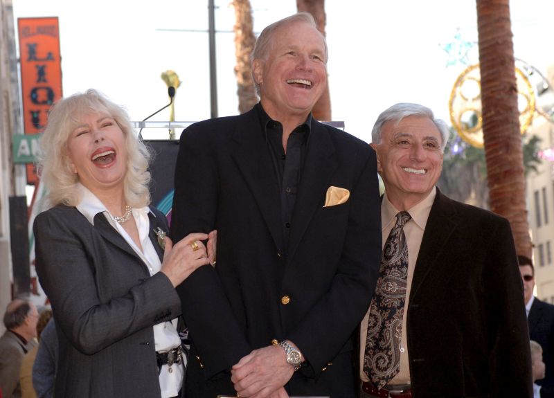 Actor Wayne Rogers who played US Army surgeon u00e2u20acu02dcTrapperu00e2u20acu2122 John McIntyre in the acclaimed Korean War television series u00e2u20acu02dcM*A*S*Hu00e2u20acu2122, has passed away at the age of 82. u00e2u20acu2022 Reuters pic