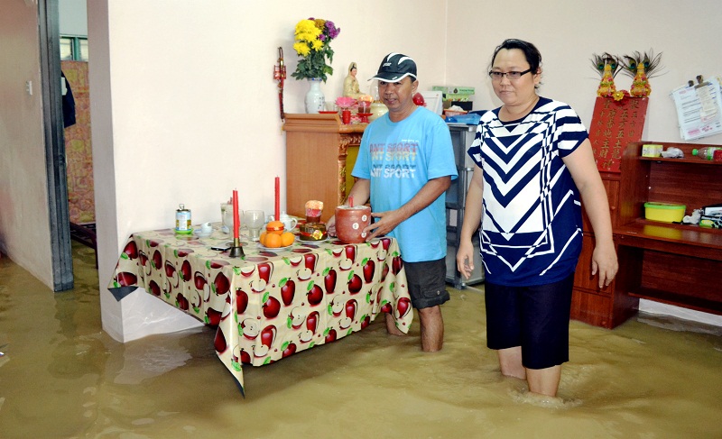 Mangsa banjir Chan Lim Da (kanan) dan suami, Tay Swee Chong menunjukkan keadaan rumah mereka yang terjejas untuk sambutan Tahun Baharu Cina selepas dinaiki air akibat hujan lebat sejak semalam. u00e2u20acu201d Foto Bernama
