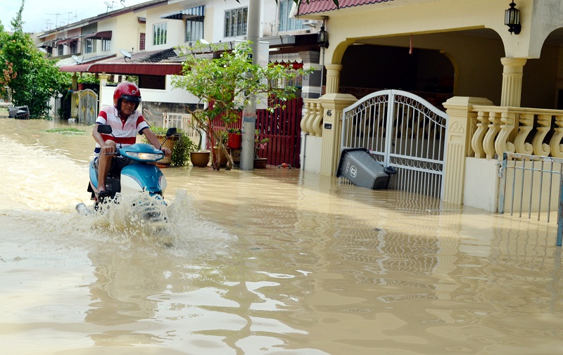 Sebuah motosikal mengharungi banjir yang berlaku di Taman Merdeka Jaya, Batu Berendam hari ini. Jumlah mangsa di Melaka meningkat kepada 4,382 orang, setakat 4 petang & Februari 2016. u00e2u20acu201d Foto Bernama