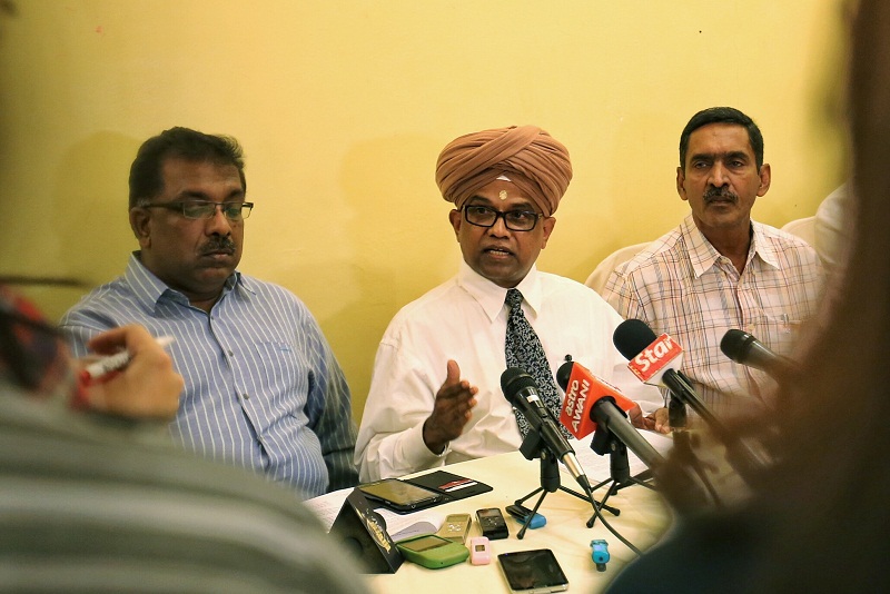 Pertubuhan Rapat Malaysia president A. Rajaretinam (centre) speaks to reporters during a press conference in Kuala Lumpur on February 17, 2016. — Picture by Saw Siow Feng