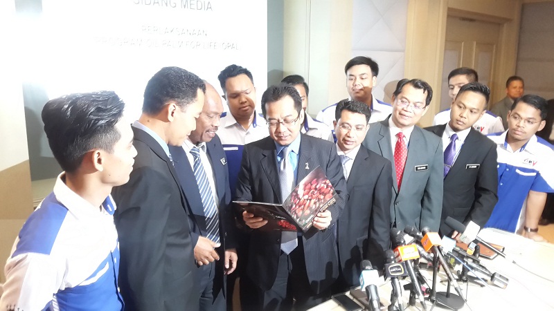 Datuk Razali Ibrahim (centre) speaks to representatives from AADK and Mantap after explaining the OPAL programme in Putrajaya on February 17, 2016. u00e2u20acu201d Picture by Ruban Anbalagan