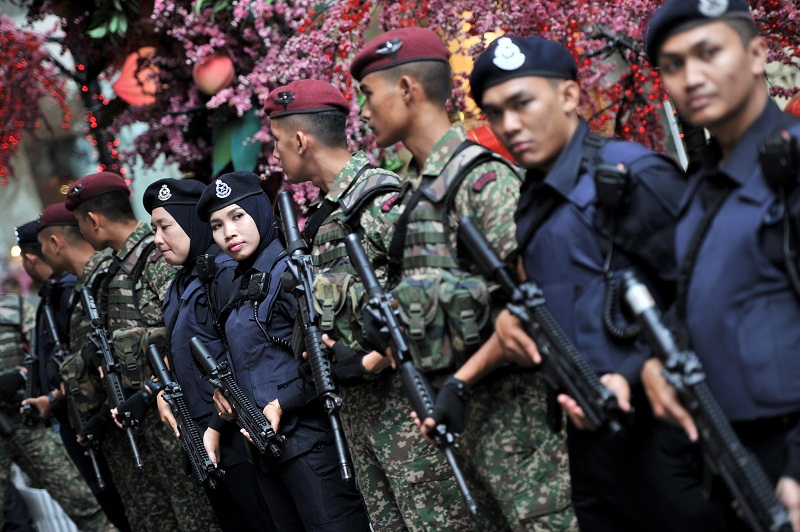 Anggota Polis Diraja Malaysia (PDRM) dan Angkatan Tentera Malaysia (ATM) melakukan operasi rondaan bersama di pusat beli-belah Pavilion pada 23 Februari, 2016.  u00e2u20acu201d Foto Bernaman