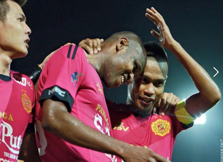 Datuk Seri Hasmiza Othman, penaja utama Kelantan, bengang Dramane Traore (tengah) tidak menjaringkan gol, menyarankan pemain itu u00e2u20acu02dcmembuang badiu00e2u20acu2122. u00e2u20acu201d Foto ehsan Facebook/Kelantan FC  