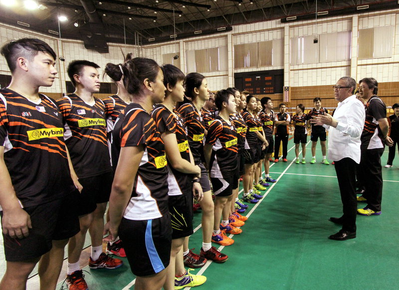 Acting BAM president Tan Sri Mohamed Al-Amin Abd Majid (white shirt) with Thomas Cup team manager Datuk William Toh Ah Wah (right) giving words of encouragement to the national badminton athletes in training at Stadium Juara, Bukit Kiara, Feb 4, 2016. u00e2u20acu201d
