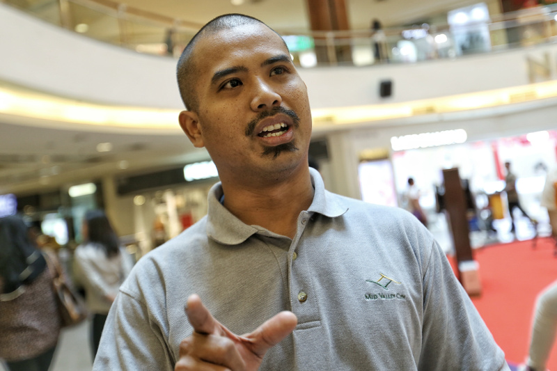 Maintenance executive Nor Azizi does not believe that operators put up ‘no pork served’ signs in order to confuse Muslims or to lure them into their premises. — Picture by Saw Siow Feng