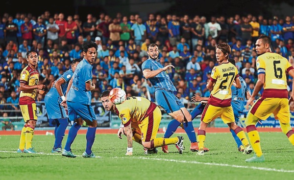 Penang defenders (in blue) were poor against Kuantan and they lost 3-1 to Kuantan in the second round of the FA Cup over the weekend.