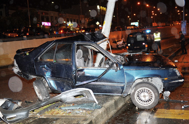 Chong Jia Yan, 19, died at the scene of the accident in Jalan Seremban-Tampin at about 1.30am on Feb 6, 2016. She was believed to have lost control of her car that hit a lamp post in the middle of the road divider. u00e2u20acu201d Bernama pic