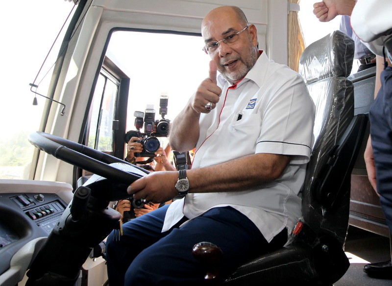 SPAD chairman Tan Sri Syed Hamid Albar test-drives a Perak Transit bus during the launch of new bus routes at the Aman Jaya terminal, in Ipoh, Feb 2, 2016. u00e2u20acu201d Bernama pic