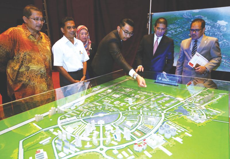 Datuk Seri Azmin Ali (second right) and Azlan look at a model of Selangor Cyber Valley to be developed in the span of 20 years. u00e2u20acu2022 Malay Mail pic
