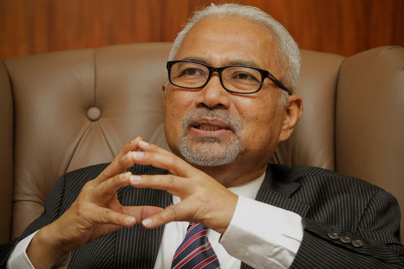 Election Commission chairman, Datuk Seri Hashim Abdullah speaks to Malay Mail Online during an interview at his office in Putrajaya, Feb 23, 2016. u00e2u20acu201d Picture by Yusof Mat Isa 