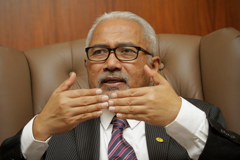 Election Commission chairman, Datuk Seri Hashim Abdullah speaks to Malay Mail Online during an interview at his office in Putrajaya, Feb 23, 2016. u00e2u20acu201d Picture by Yusof Mat Isa