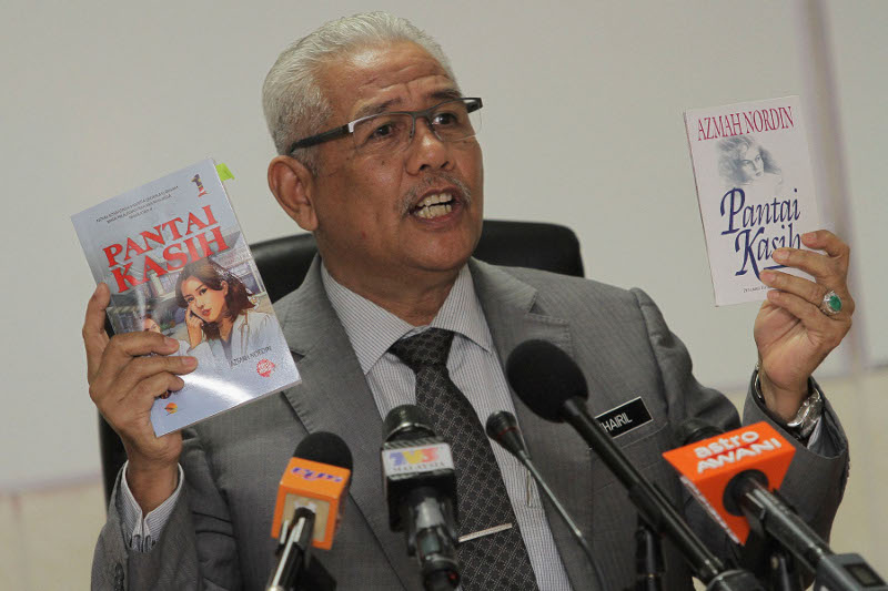 Deputy Director-General of Education (Policy), Datuk Seri Khairil Awang speaks during a press conference on the novel entitled u00e2u20acu02dcPantai Kasihu00e2u20acu2122 in Putrajaya, Feb 12, 2016. u00e2u20acu201d Picture by Yusof Mat Isa