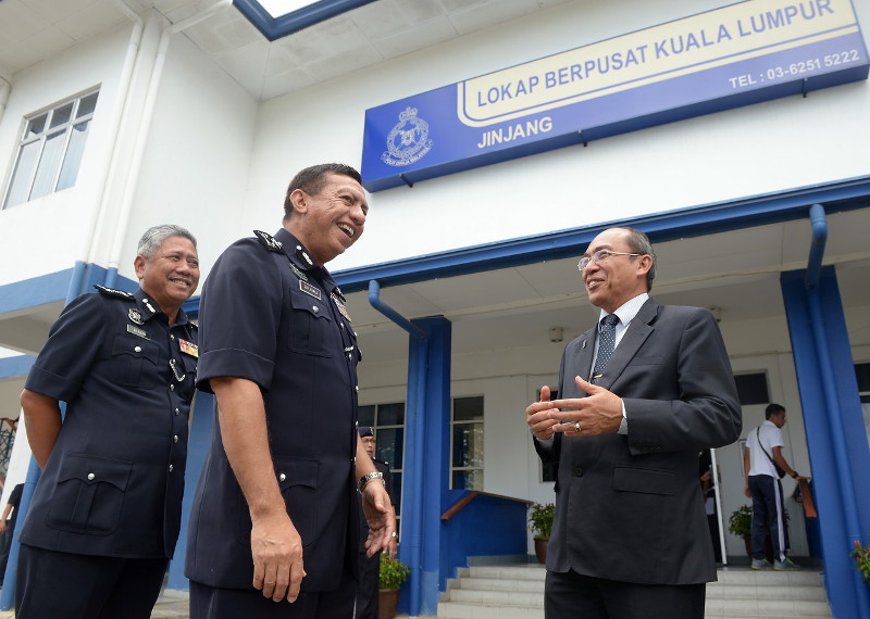 Bukit Aman Management Department director Datuk Zulkifli Abdullah chatting with MIMOS CEO Datuk Abdul Wahab Abdullah during a working visit to the Central Jinjang lockup, Feb 3, 2016, Kuala Lumpur. u00e2u20acu201d Bernama pic